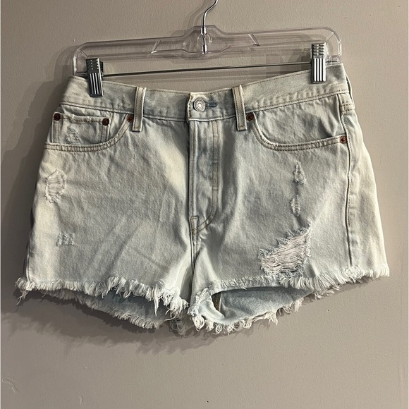 LEVI’S Women’s Light Wash Distressed Raw Hem Denim Shorts Size 29 - Picture 1 of 5